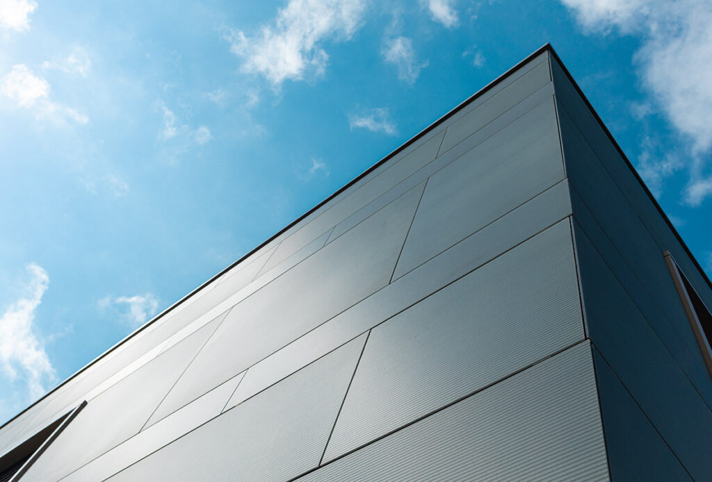 Facciata con moduli fotovoltaici integrati nel rivestimento